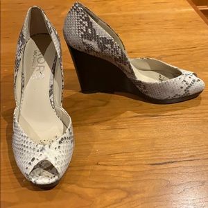 KORS Michael Kors peep toe pumps